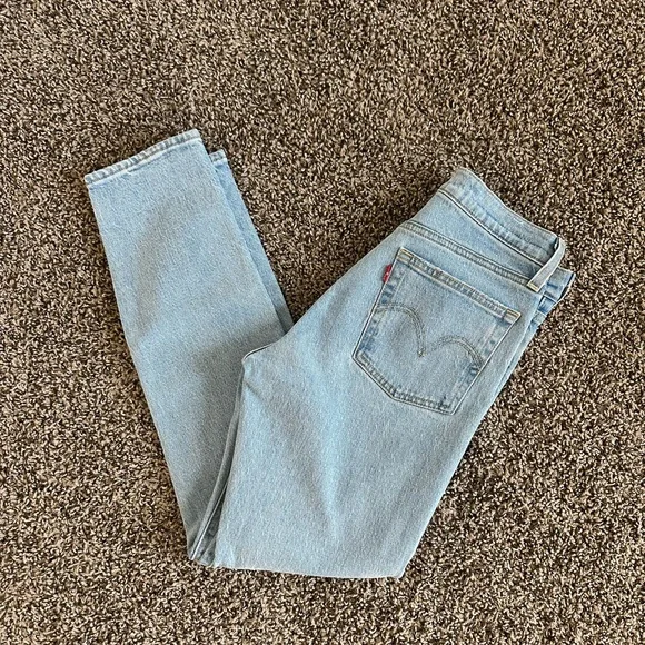 Levi’s Wedgie Icon in Tango Talks Clean Hem. $90 on Revolve website. 25” waist. - Picture 4 of 4